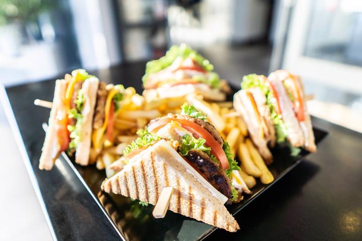 Roby club sandwich burger